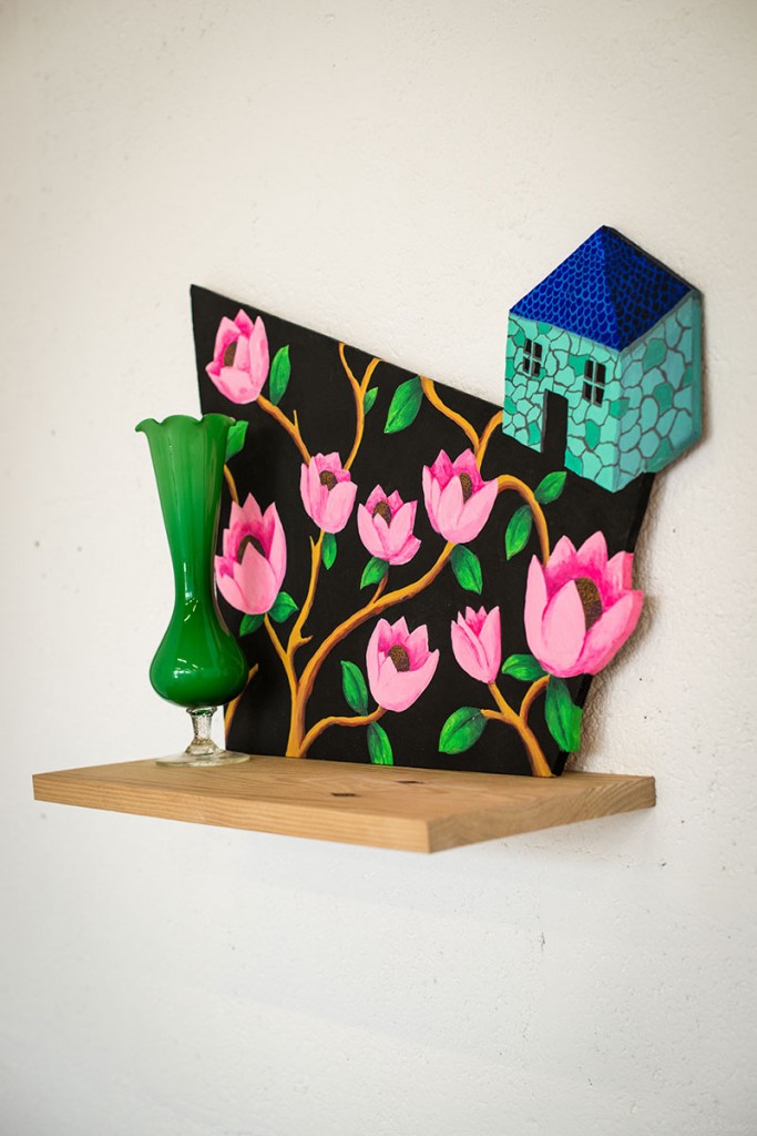 Le petit vase vert, 2013, 38 × 60 × 20 cm, peinture vinylique sur panneau de bois étagère, vase en verre